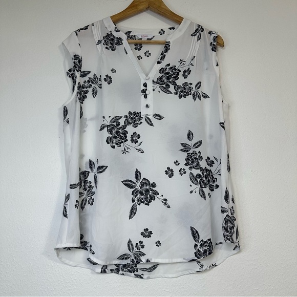 Candie's Casual Monochrome Floral Sleeveless Blouse - Picture 2 of 11